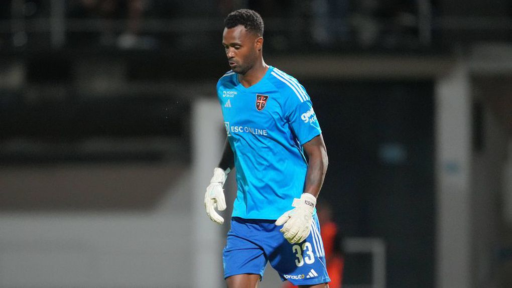 Ricardo Batista controla a bola em jogo do Casa Pia pela Liga de futebol. Foto: Pedro Loureiro/Avant Sports