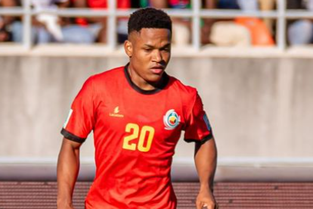Geny Catamo concentrado, durante um jogo da seleção moçambicana