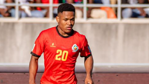 Geny Catamo concentrado, durante um jogo da seleção moçambicana