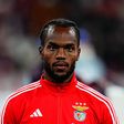Renato Sanches com o equipamento de aquecimento do Benfica, antes de um jogo da equipa