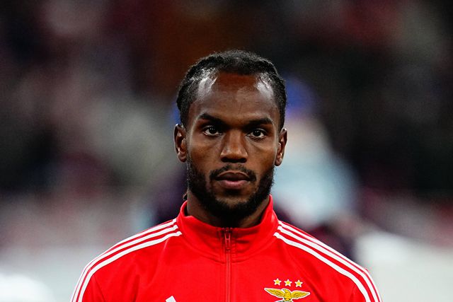 Renato Sanches com o equipamento de aquecimento do Benfica, antes de um jogo da equipa