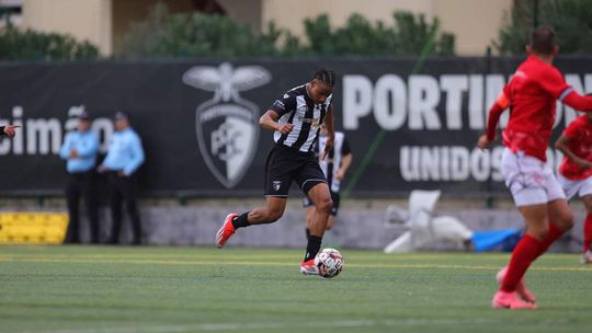 Avançado do Portimonense B seduz o Farense