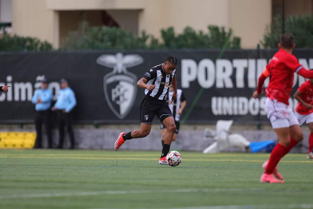 Avançado do Portimonense B seduz o Farense