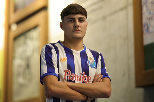 FC Porto: jovem que tem André como ídolo e se inspira em Varela assina contrato profissional