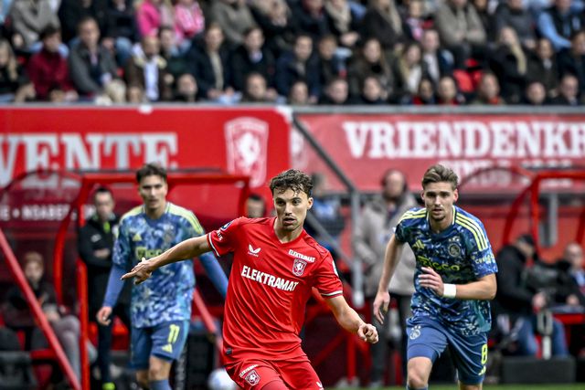 Está na lista do Benfica... mas mudou de posição