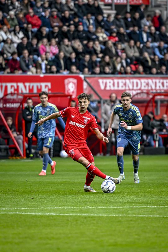 Está na lista do Benfica... mas mudou de posição