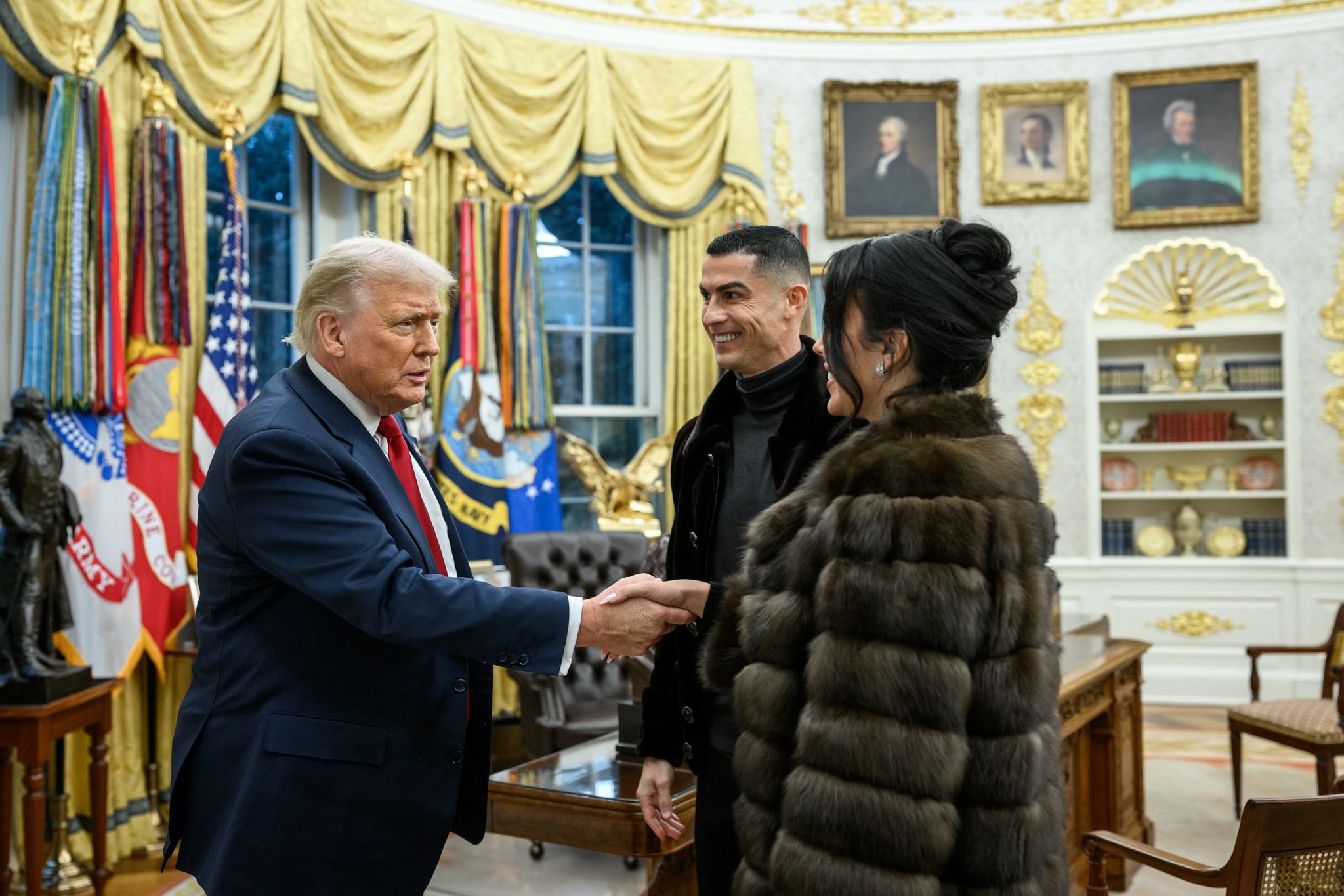 Donald Trump com Cristiano Ronaldo e Georgina Rodríguez na Sala Oval - Foto: The White House