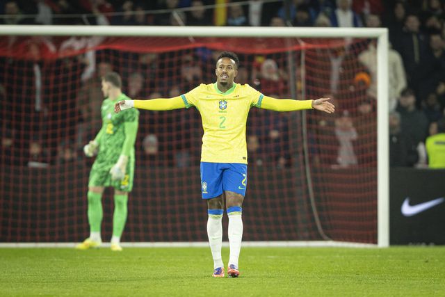 Éder Militão, defesa-central do Real Madrid, ao serviço da seleção do Brasil