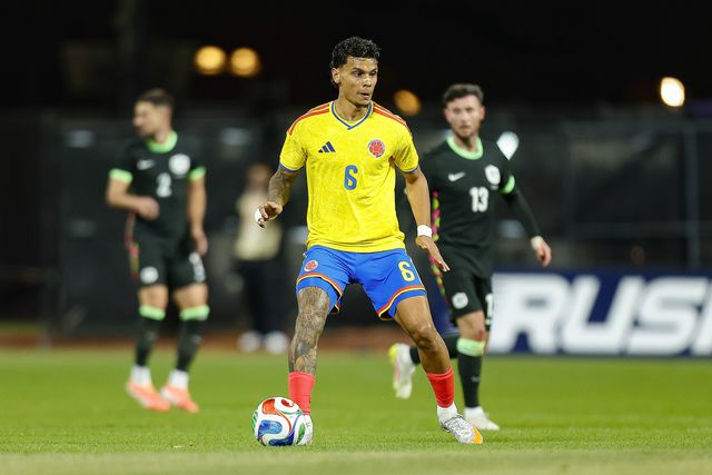 Richard Ríos, médio do Benfica, ao serviço da Colômbia frente à Austrália