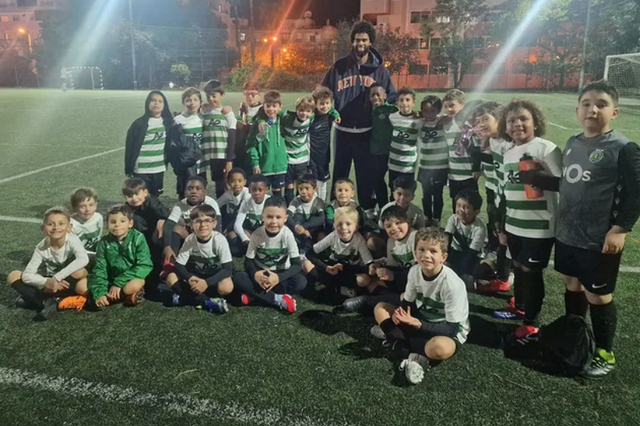 St. Juste com os jovens leões da Margem Sul - Foto: Academia Sporting Almada
