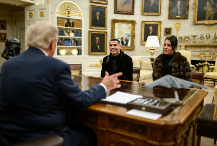 Donald Trump com Cristiano Ronaldo e Georgina Rodríguez na Sala Oval - Foto: The White House