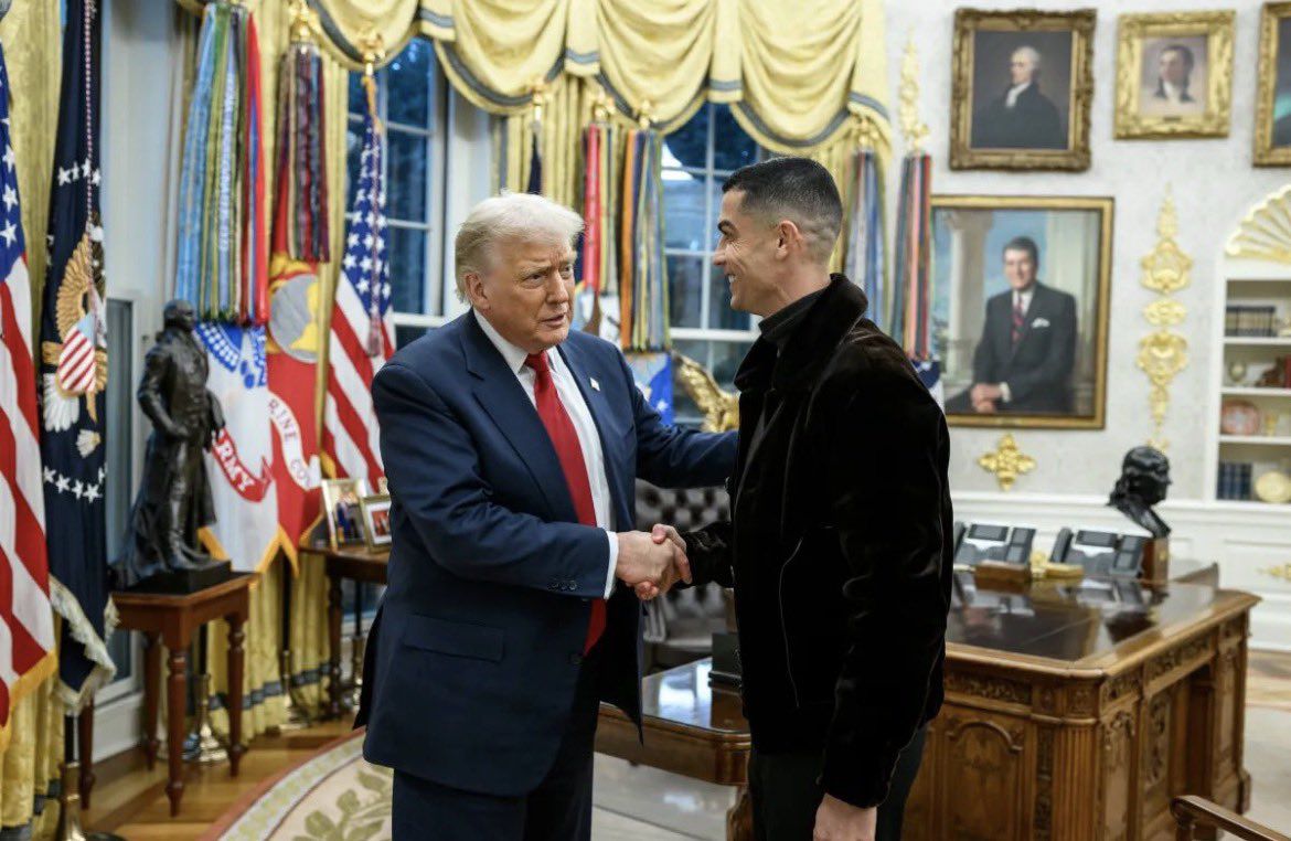 Cristiano Ronaldo com Donald Trump na Sala Oval - Foto: The White House