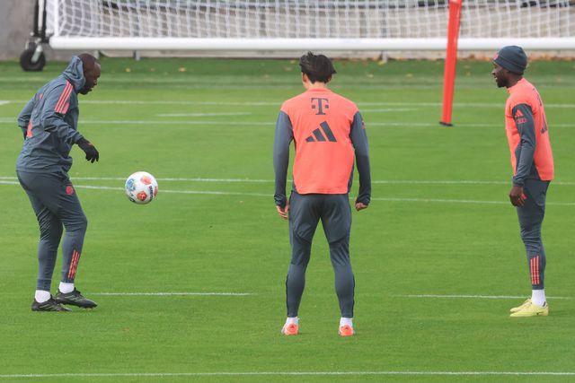 Hiroki Ito e Alphonso Davies, jogadores do Bayern, em trabalho de recuperação de longas lesões