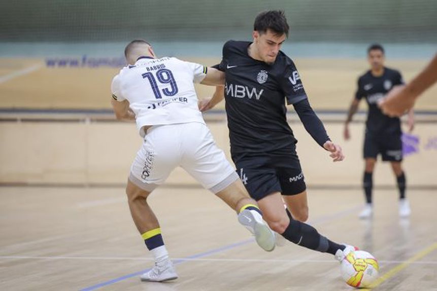 Bruno Maior a ultrapassar Miks Babris. Foto: FPF