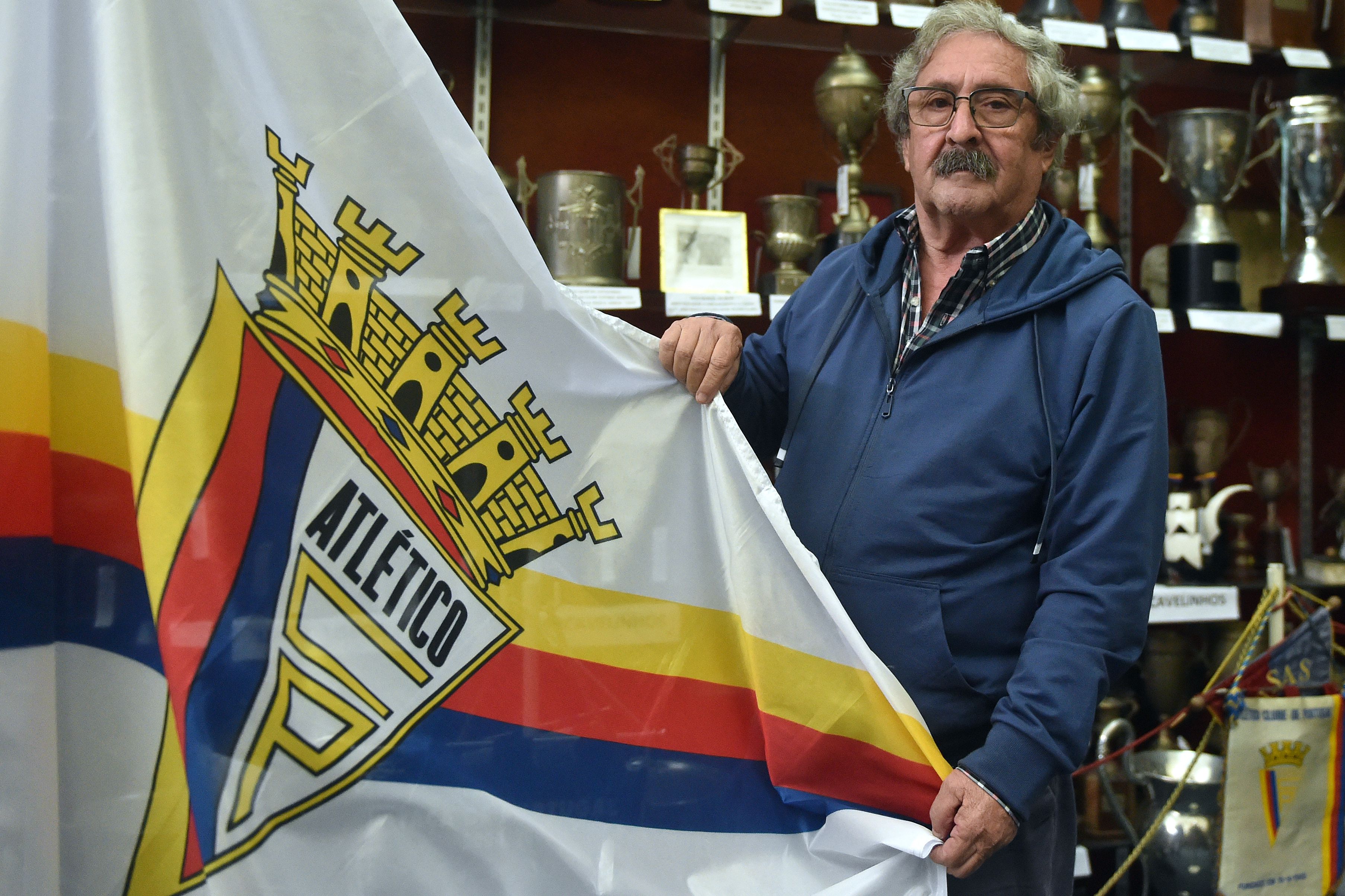 Vitó com a bandeira do clube que é uma paixão e modo de vida (Foto Miguel Nunes)