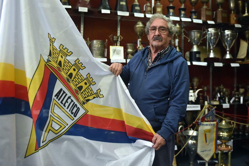 Vitó com a bandeira do clube que é uma paixão e modo de vida (Foto Miguel Nunes)
