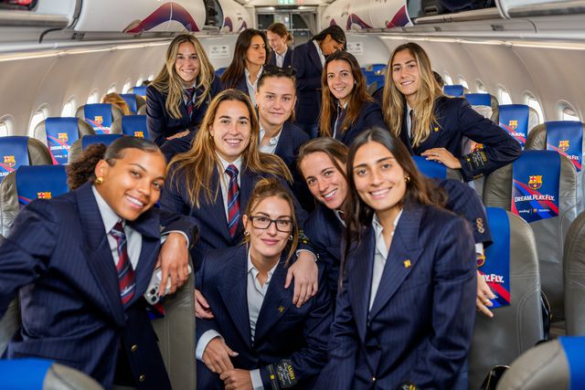 Barcelona feminino com novo avião personalizado da Vueling