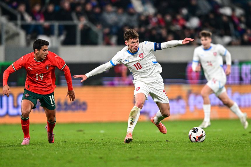 Tiago Parente realizou boa exibição ao serviço dos sub-21 de Portugal e reforçou a sua candidatura ao onze do Estoril frente ao Famalicão, este sábado. Foto: IMAGO
