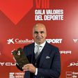 Roberto Martínez com o prémio recebido na Gala Valores Del Deporte - Foto: FPF