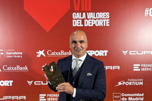 Roberto Martínez com o prémio recebido na Gala Valores Del Deporte - Foto: FPF