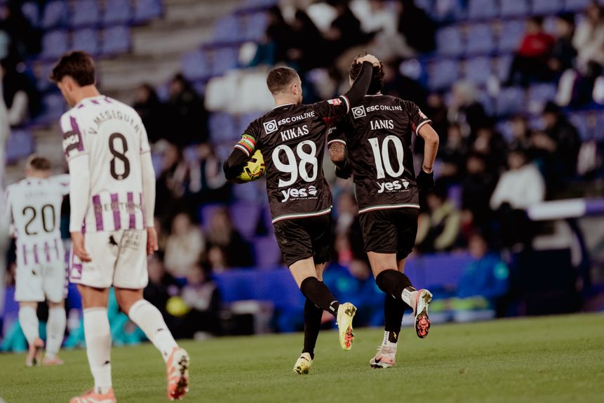 Kikas, o capitão, felicitou Ianis Stoica após o tento apontado pelo romeno - Foto: Estrela da Amadora