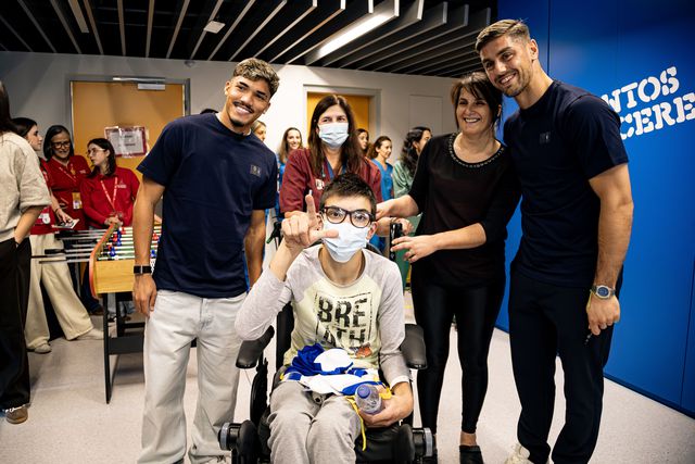 William Gomes e Clúadio Ramos levaram sorrisos ao Hospital de São João - Foto: LPFP