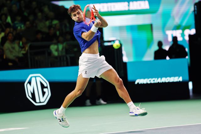 Cobolli arrasa Misolic e coloca Itália nas meias-finais