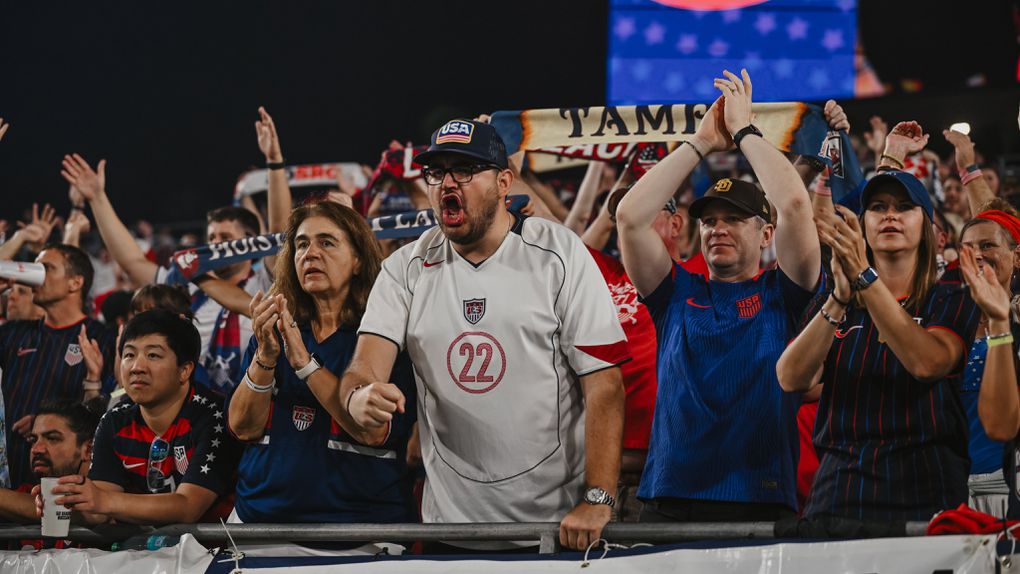Adeptos dos Estados Unidos celebram goleada frente ao Uruguai em Tampa