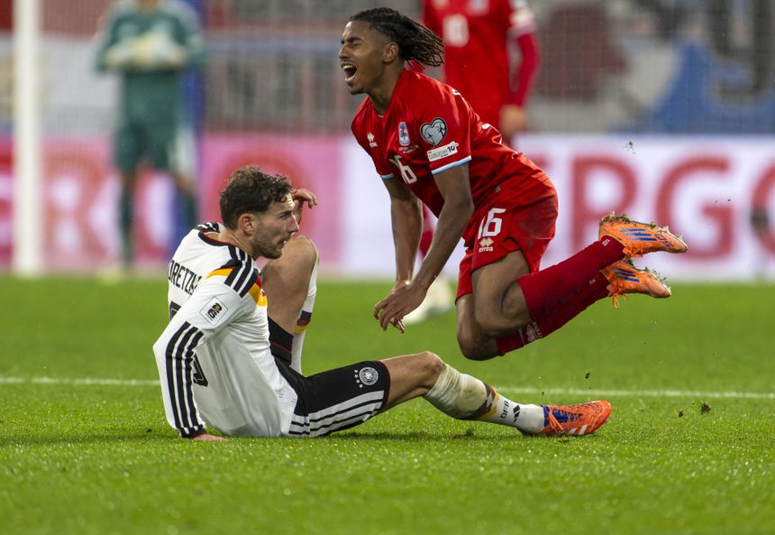 Leandro Barreiro a sofrer uma falta de Goretzka no duelo entre Alemanha e Luxemburgo