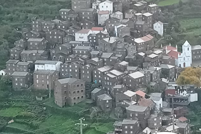 De Paris ao Piódão à boleia de João Neves