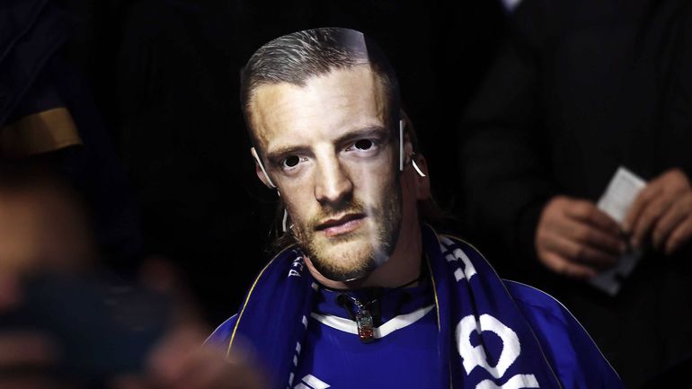 Adeptos provocam Rooney com máscara de Vardy no dérbi 'Wagatha Christie'