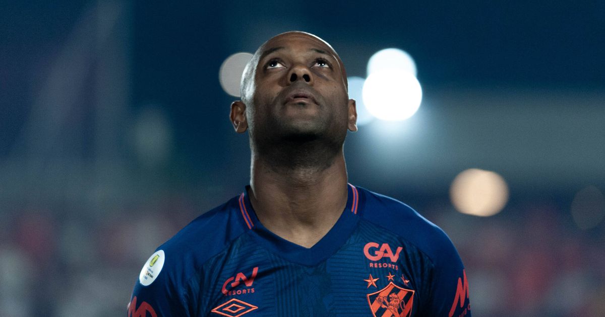 Carrasco do Sporting na final da Taça UEFA pendura chuteiras aos 41 anos