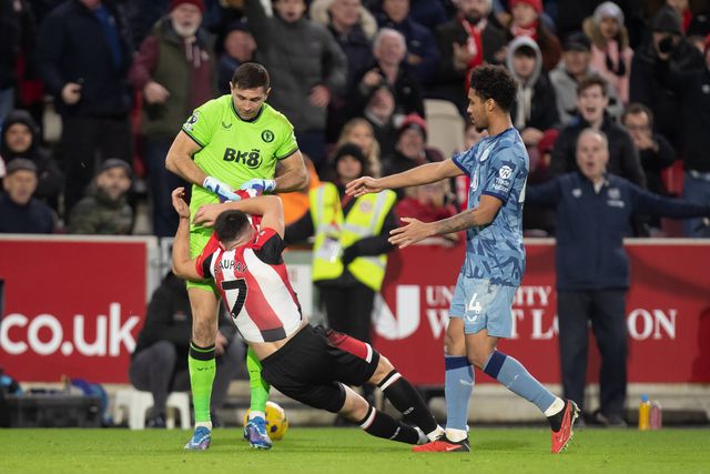 «É um idiota e é patético»