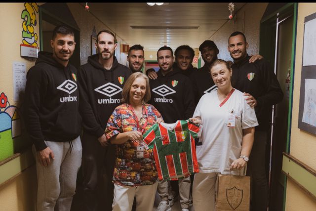 E. Amadora: Sete jogadores visitam ala pediátrica do Hospital Amadora-Sintra