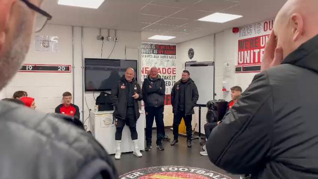 A palestra de Neil Reynolds antes do jogo com o Worksop Town