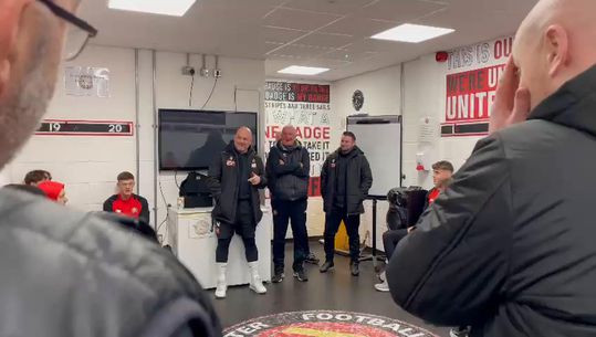 A palestra de Neil Reynolds antes do jogo com o Worksop Town