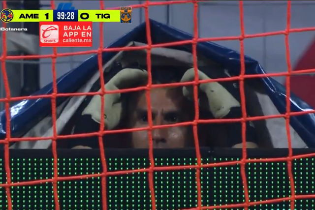 Guarda redes do Tigres foi expulso e assistiu ao jogo...debaixo de uma lona