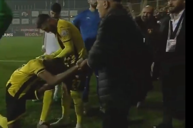 VÍDEO: presidente do Istanbulspor ordena à equipa que abandone relvado