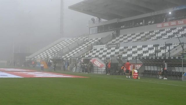 Nevoeiro na Choupana antes do recomeço do Nacional-Benfica