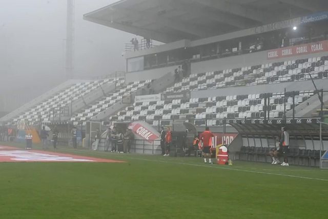 Nevoeiro na Choupana antes do recomeço do Nacional-Benfica