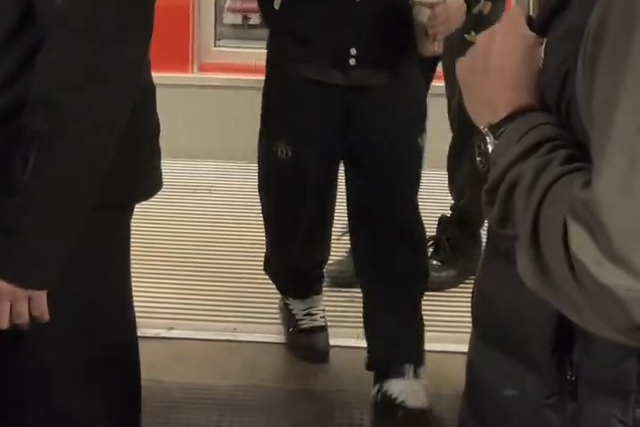 É Garnacho ali 'camuflado' na viagem do Manchester para Londres?