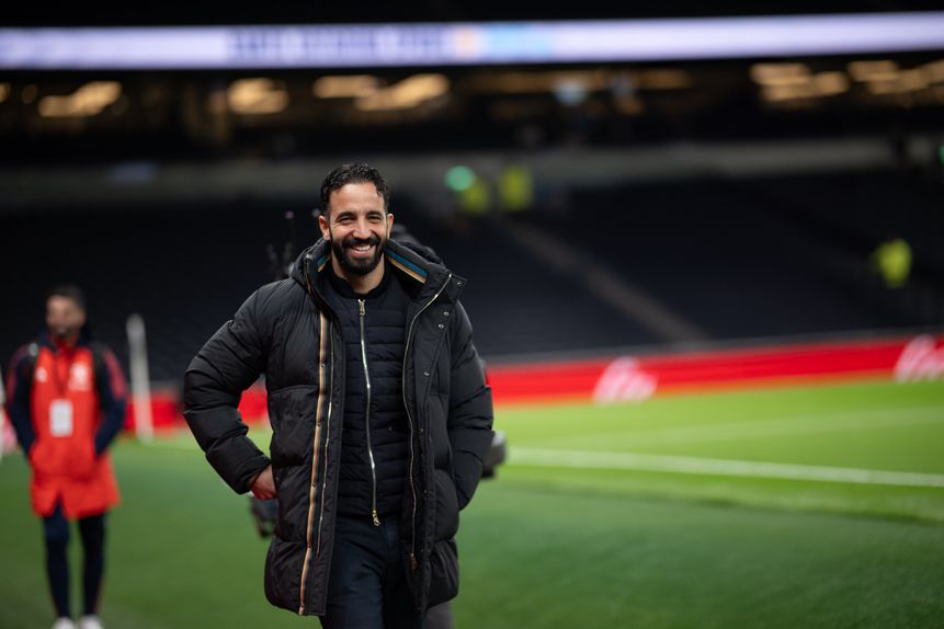 Ruben Amorim sorridente a pensar no futuro