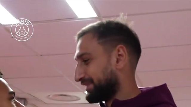 Encontro entre Donnarumma e Singo no balneário do PSG