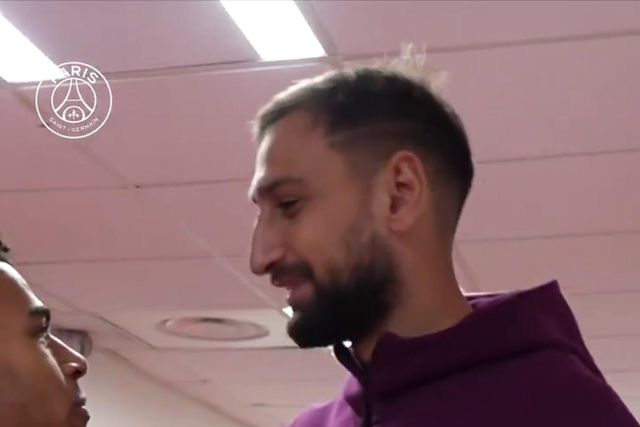 Encontro entre Donnarumma e Singo no balneário do PSG