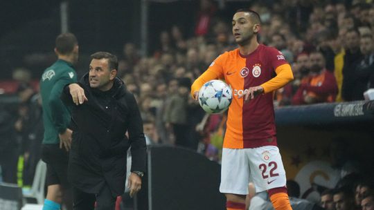 Ziyech 'explode' no Galatasaray: «Nunca vi treinador tão mau como Buruk»