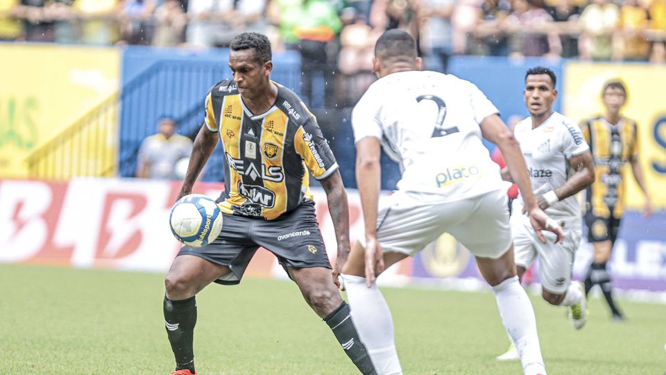 Ex-jogador de Corinthians e Manchester City preso após treino