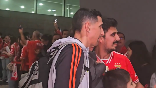 Benfica partilha euforia na chegada à Madeira