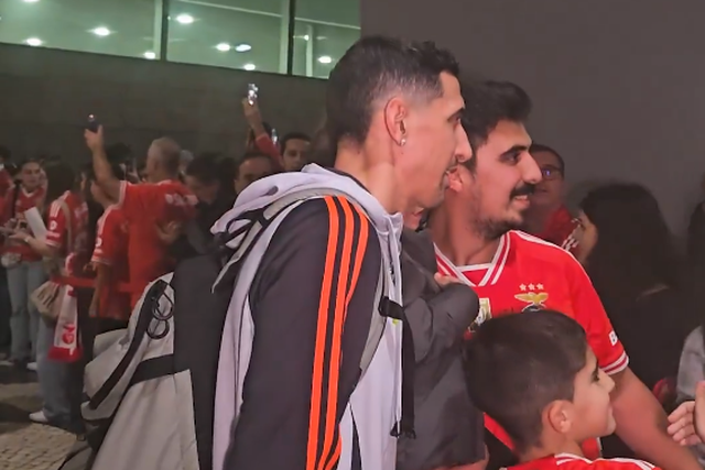 Benfica partilha euforia na chegada à Madeira