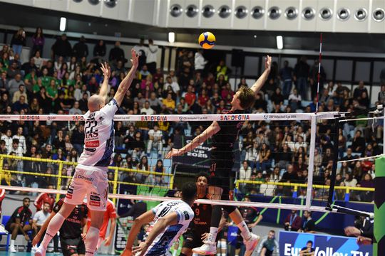 Benfica vence campeão europeu na Taça CEV