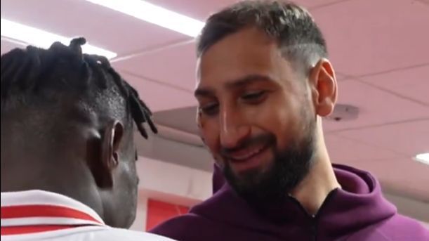«Tranquilo»: Encontro entre Donnarumma e Singo no balneário após dura entrada (vídeo)